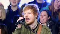 Ed Sheeran disebut telah bertunangan dengan Cherry Seaborn, wanita yang sudah dipacarinya selama kurang lebih dua tahun belakangan ini. Namun kabarnya Ed membantah kabar pertunangan ia dan Cherry itu. (AFP /JAMIE MCCARTHY / GETTY IMAGES NORTH AMERICA )