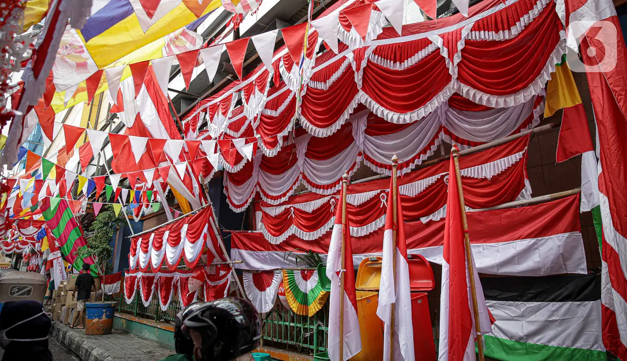 Pernak pernik HUT Republik Indonesia dijual di Pasar Jatinegara, Jakarta, Selasa (10/8/2021). Dua tahun pandemi Covid-19 berjalan, penjual pernak pernik hingga bendera merah putih  turun rata-rata 50-70 persen serta daya beli masyarakat pun turun karena PPKM Darurat. (Liputan6.com/Faizal Fanani)