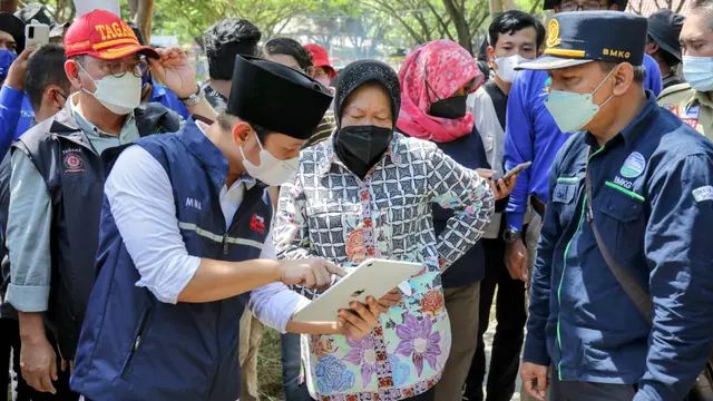 Risma dan Cak Ipin membahas evakuasi ancaman gempa dan tsunami di Trenggalek. (Dian Kurniawan/Liputan6.com)
