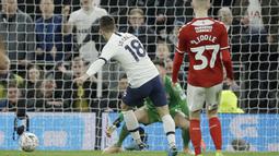 Pemain Tottenham Hotspur Giovani Lo Celso mencetak gol ke gawang Middlesbrough FC pada pertandingan Piala FA di Tottenham Hotspur Stadium, London, Selasa (14/1/2020). Tottenham menang 2-1 dan lolos ke babak 32 besar.(AP Photo/Matt Dunham)