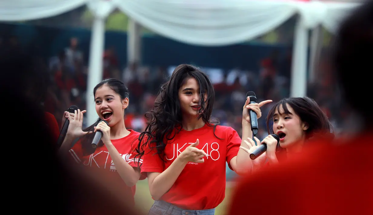 Grup JKT 48 menghibur peserta dan penonton sekaligus menutup sesi pertandingan di cabang olahraga Panahan Asian Games 2018 di Lapangan Panahan Gelora Bung Karno, Jakarta (28/08). (ANTARA FOTO/INASGOC/Mudak Yasin/bmz/18)