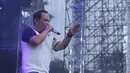 Membuka aksi panggungnya, Wali membawakan lagu 'Cari Berkah (CABE)' dan 'Nenekku Pahlawanku'. Tampak dalam foto, vokalis grup band Wali, Faank, saat tampil pada hari kedua gelaran KapanLagi Buka Bareng (KLBB) Festival 2026 di Stadion Madya, Kompleks Gelora Bung Karno, Senayan, Jakarta, Minggu 1 Maret 2026. (Dok/Kapanlagi Youniverse)