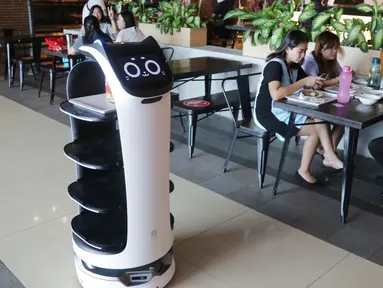 Sebuah robot pramusaji “Bellabot” mengantar makanan untuk pengunjung food court di Tangcity Mal, Kota Tangerang, Rabu (27/10/2021). Robot karakter hewan itu melayani antar pesan makanan bagi pengunjung guna mengurangi interaksi mengingat masih dalam pandemi covid-19. (Liputan6.com/Angga Yuniar)