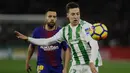 Striker Real Betis, Francis Guerrero, berusaha melewati bek Barcelona, Jordi Alba, pada laga La Liga Spanyol di Stadion Benito Vilamarin, Sevilla, Minggu (21/1/2018). Betis kalah 0-5 dari Barcelona. (AFP/Cristina Quicler)