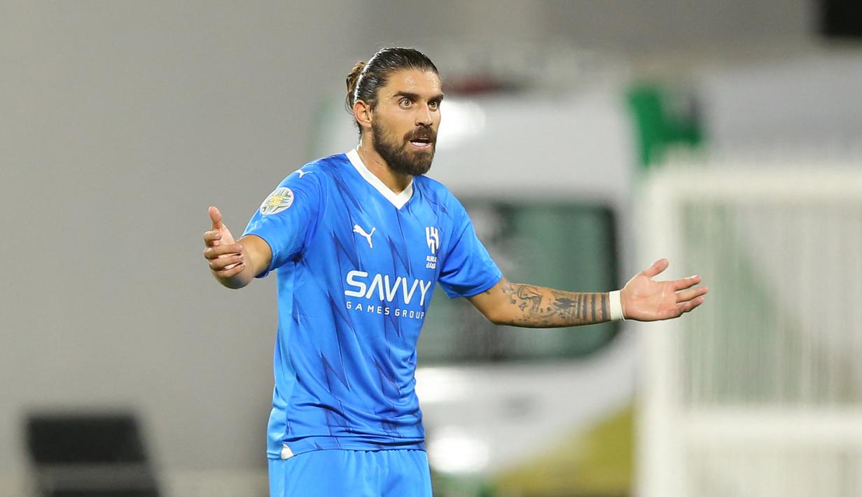 Ruben Neves secara mengejutkan memutuskan pindah ke Arab Saudi pada musim panas 2023. Gelandang asal Portugal itu bergabung dengan Al Hilal. Newcastle kabarnya ingin memulangkan Neves ke Premier League untuk mengisi posisi Sandro Tonali yang sedang terkena masalah judi online. (AFP)