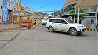 Mobil Keluar dari Kapal di Pelabuhan Merak. (Senin, 08/04/2024). (Yandhi Deslatama/Liputan6.com).