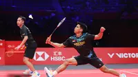 Ganda putra Indonesia Sabar Karyaman Gutama/Moh Reza Pahlevi Isfahani mengalahkan pasangan Malaysia Aaron Chia/Soh Wooi Yik pada Grup B&nbsp;BWF World Tour Finals 2024. Sabar/Reza menang 21-16 dan 21-16 di Hangzhou Olympic Sports Centre Gymnasium, China, Jumat (13/12). (foto: PP PBSI)