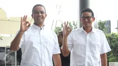 Pasangan calon gubernur dan wakil gubernur DKI, Anies Baswedan dan Sandiaga Uno mendatangi Gedung KPK, Jakarta, Selasa (21/3). Sandiaga datang untuk melaporkan  perubahan Laporan Harta Kekayaan Penyelenggara Negara (LKHPN). (Liputan6.com/Helmi Afandi) 