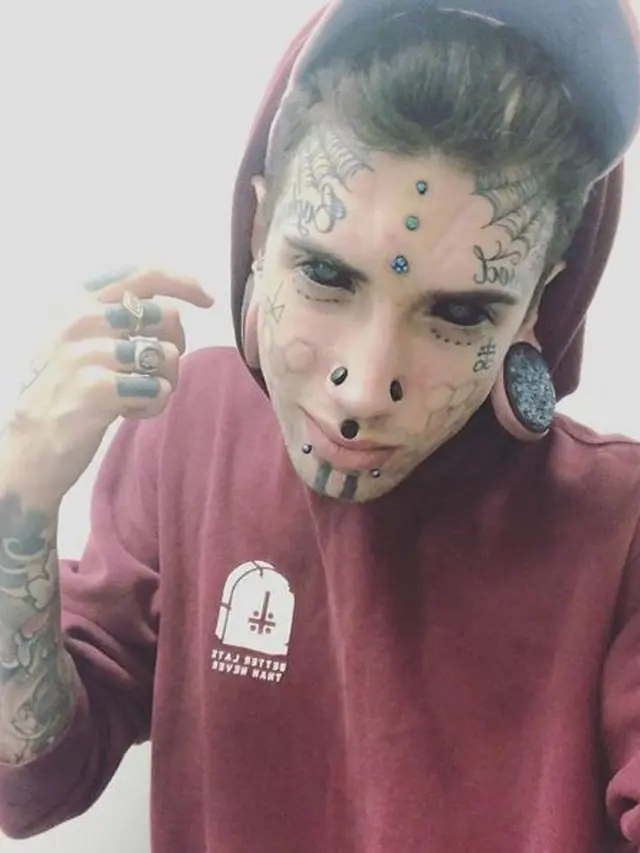 [Bintang] Demi Jadi Manusia Paling Aneh, Pria Ini Rela Jalani 40 Kali Operasi