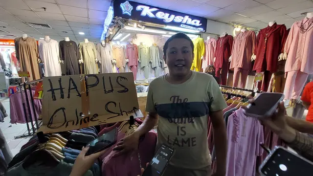 Sejumlah pedagang di Pasar Tanah Abang Blok A mengaku pendapatannya anjlok beberapa waktu terakhir.