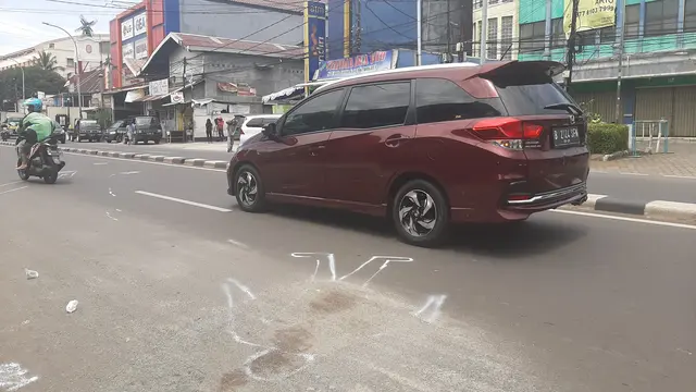 Tempat kejadian perkara (TKP) kecelakaan maut di Jalan Raya Ragunan, Pasar Minggu Jakarta Selatan, Sabtu (26/12/2020). (Liputan6.com/Ady Anugrahadi)