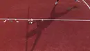 Bayangan Atlet lempar Lembing putra pada kejuaraan Nasional Atletik 2018 di Stadion Madya (8/5/2018). Kejurnas Atletik berlangsung dari tanggal 8-12 Mei 2018. (Bola.com/Nick Hanoatubun)