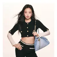 Jennie membawa Chanel 25 Handbag dalam warna biru denim quilted, memberikan sentuhan kasual namun tetap mewah. Warna biru lembut menciptakan kontras yang cantik dengan outfit hitamnya. Detail rantai emas khas CHANEL pada tas dan aksesori-nya semakin memperkuat aura mewah. [Dok/CHANEL].