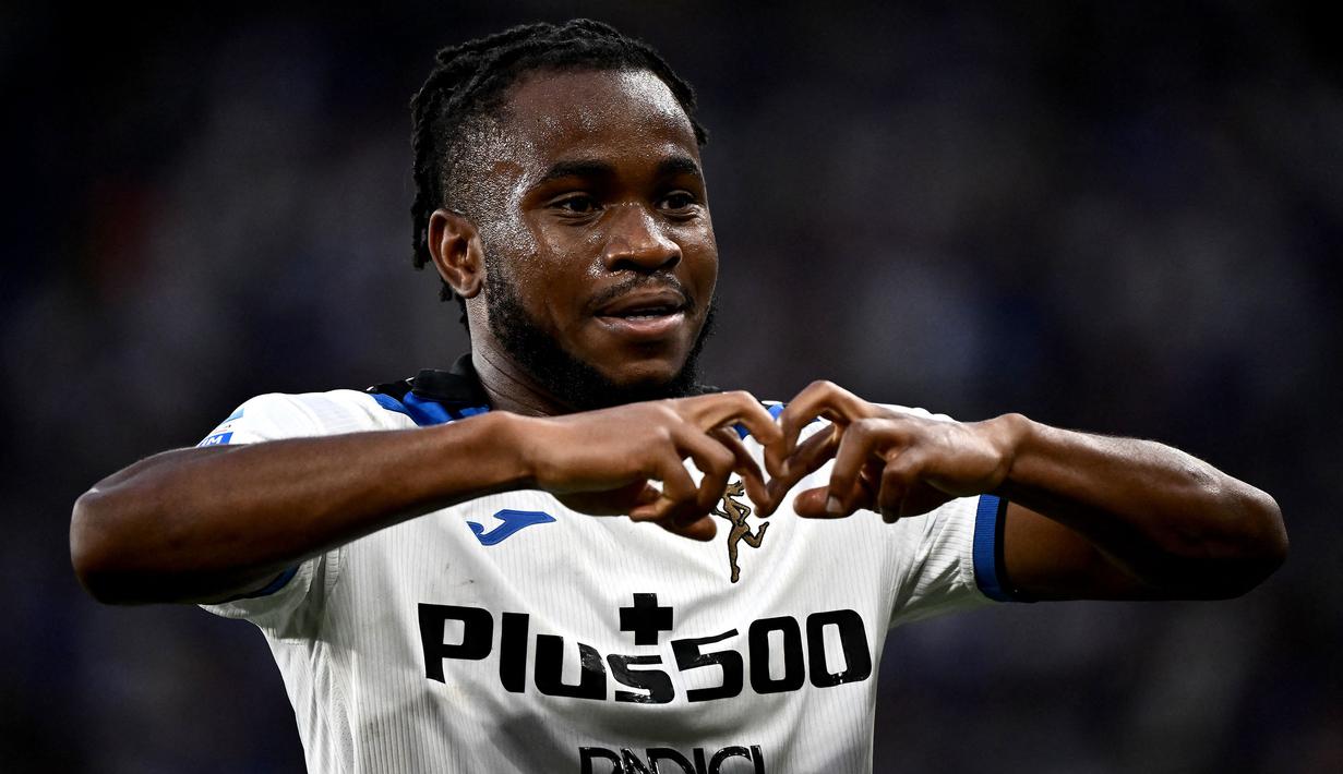 Atalanta mendatangkan Ademola Lookman dari RB Leipzig seharga 9 juta euro pada bursa transfer musim panas 2022 ini. Pemain asal Nigeria tersebut mampu tampil apik di laga debutnya dan berhasil menyumbangkan satu gol ke gawang Sampdoria pada menit ke-90+5 yang berakhir 2-0. (AFP/Marco Bertorello)