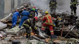 Salah satu pejabat kota Kyiv mengatakan bahwa serangan drone dan rudal Rusia menghantam setidaknya 27 lokasi pada dini hari. (Tetiana DZHAFAROVA/AFP)
