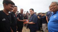 Ketum PSSI Erick Thohir saat menghadiri Piala Bola Pantai di Pantai Legian pada Jumat sore (13/12/2024). (Alit Binawan/Bola.com)