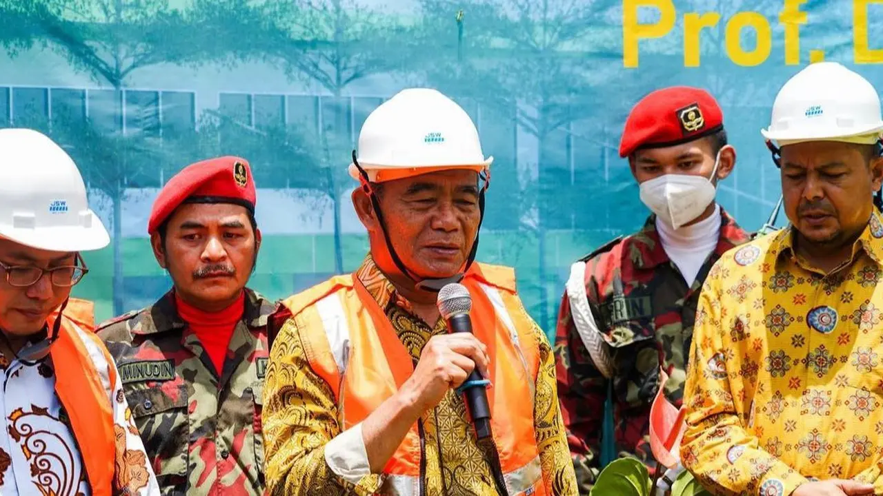 Menteri Koordinator Pembangunan Manusia dan Kebudayaan, Muhadjir Effendy saat melakukan peletakan batu pertama pada kegiatan Ground Breaking Pembangunan Rumah Sakit Islam (RSI) Muhammadiyah 2 Kendal.
