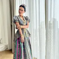 Sophia Latjuba tampil anggun dalam busana adat bugis (instagram/veraanggraini_kebaya)