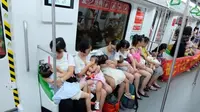 Rayakan Pekan Asi, Puluhan Ibu Susui Anaknya di Kereta