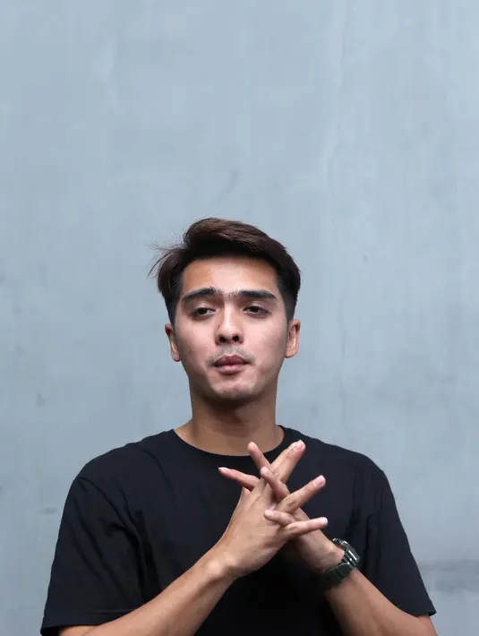 "Iya, kalau chemistry susah ya kalau pemainnya terus-terusan ganti. Tapi ya namanya pemain, aktor, kan ada sutrada, ada skenario," aku Ricky Harun, di kawasan Leuwinanggung, Bekasi, Jawa Barat, Jumat (20/1/2017). (Nurwahyunan/Bintang.com)