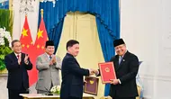 Gubernur Bank Indonesia (BI), Perry Warjiyo dan Gubernur People's Bank of China (PBOC), Pan Gongsheng, menandatangani penguatan Nota Kesepahaman/ Memorandum of Understanding (MoU) untuk mendorong penggunaan mata uang lokal dalam transaksi bilateral. (Dok. Bank Indonesia)