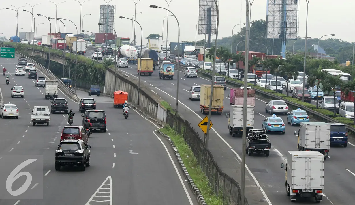 Kendaraan melintas di tol lingkar luar, Pondok Pinang-TMII, TB Simatupang, Jakarta, Kamis (25/2). Pemprov DKI Jakarta mewacanakan akan mengubah proyek enam ruas jalan tol menjadi jalan arteri layang. (Liputan6.com/Yoppy Renato)