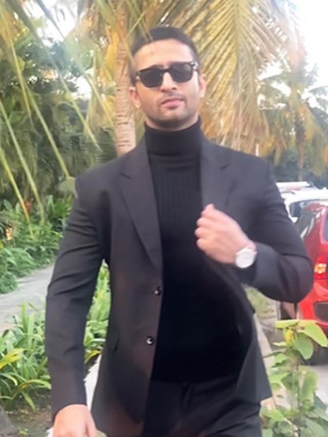 6 Potret Terbaru Shaheer Sheikh dengan Rambut Cepak, Bikin Pangling