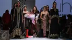 Ghea Panggabean diantara model yang mengenakan busana rancangannya di  Ikatan Perancang Mode Indonesia (IPMI) Trend Show 2017, Jakarta, Selasa (8/11). Ghea memadukan Budaya Sumatra dan Jawa dalam rancangannya kali ini. (Liputan6.com/Gempur M Surya)