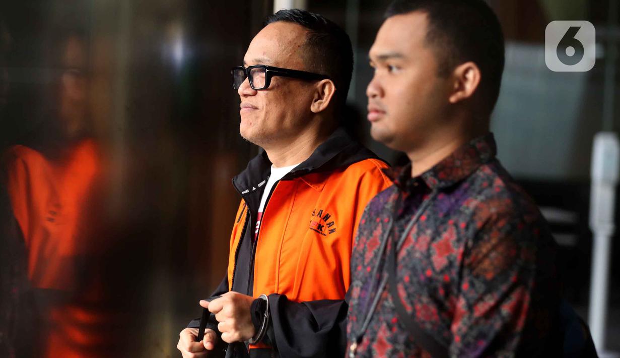 Usai diperiksa, Noel mengaku pemeriksaan kali ini untuk melengkapi berkas-berkas. Tampak dalam foto, mantan Wakil Menteri Ketenagakerjaan, Immanuel Ebenezer Gerungan (Noel) usai menjalani pemeriksaan lanjutan di gedung Merah Putih Komisi Pemberantasan Korupsi (KPK), Jakarta, Selasa (25/11/2025). (Liputan6.com/Helmi Fithriansyah)