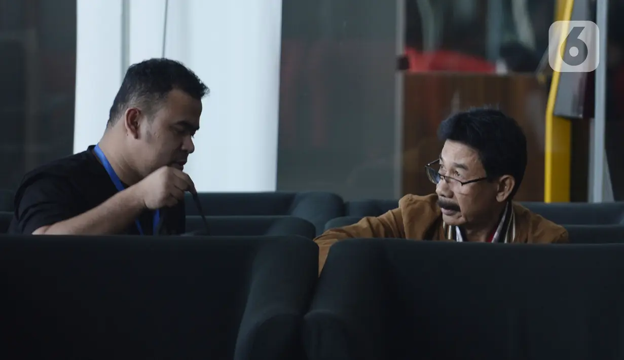 Bupati Solok Selatan Muzni Zakaria menunggu akan menjalani pemeriksaan di Gedung KPK, Jakarta, Kamis (30/1/2020). Muzni diperiksa sebagai tersangka terkait kasus dugaan suap proyek pembangunan infrastruktur Jembatan Ambayan dan Masjid Agung di Solok Selatan. (merdeka.com/Dwi Narwoko)