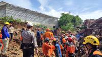 Hujan deras mengakibatkan tebing setinggi 8 meter longsor menimpa rumah di Kampung Pasirpogor, Desa Cipelang, Kecamatan Cijeruk, Kabupaten Bogor pada Sabtu sore 21 Mei 2022. (Foto:Liputan6/Achmad Sudarno)