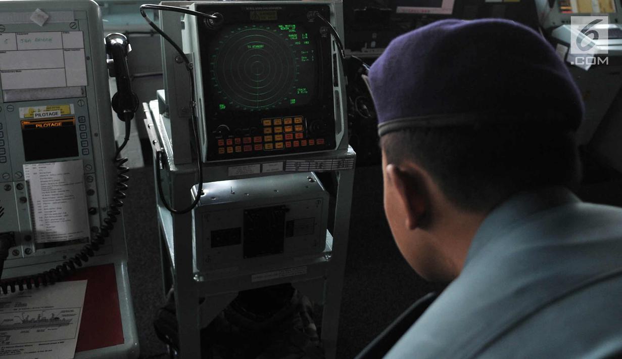 Petugas melihat sebuah layar di kapal perang HMS Albion, Jakarta, Minggu (22/4). HMS Albion adalah dermaga transportasi amfibi dari Angkatan Laut Kerajaan, yang pertama dari kelas dua kapal Albion . (Merdeka.com/Iqbal S. Nugroho)