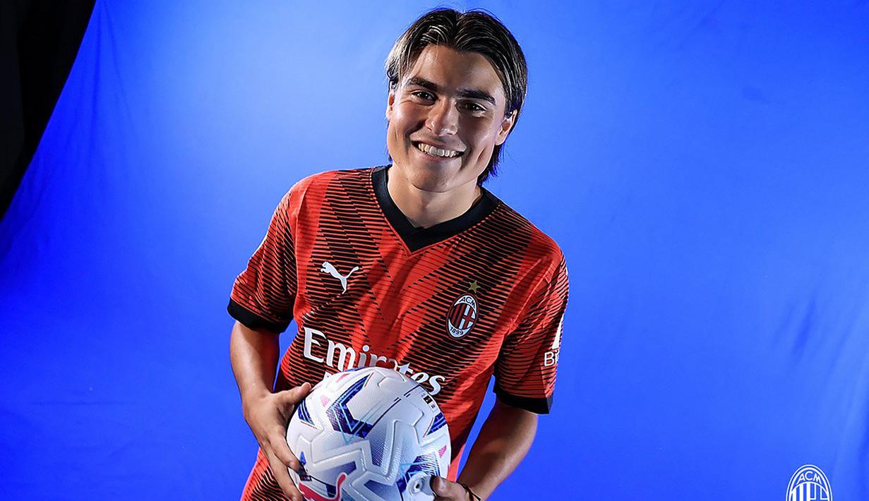 Luka Romero asal Argentina baru saja didatangkan AC Milan dari Lazio pada bursa transfer musim panas 2023/2024 dengan dengan status bebas transfer. Ia dikontrak dengan durasi 4 tahun hingga 30 Juni 2027. (twitter@acmilan)