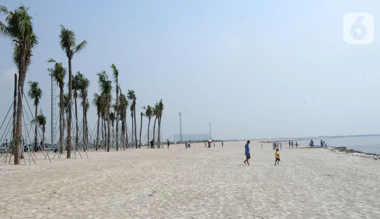 Pemandangan hamparan pasir putih White Sand Beach di Pantai Indah Kapuk (PIK) 2, Jakarta Utara, Sabtu (5/6/2021). Hamparan pasir putih buatan sepanjang sekitar 4 Km menjadi salah satu destinasi warga Jabotabek untuk berlibur. (merdeka.com/Arie Basuki)