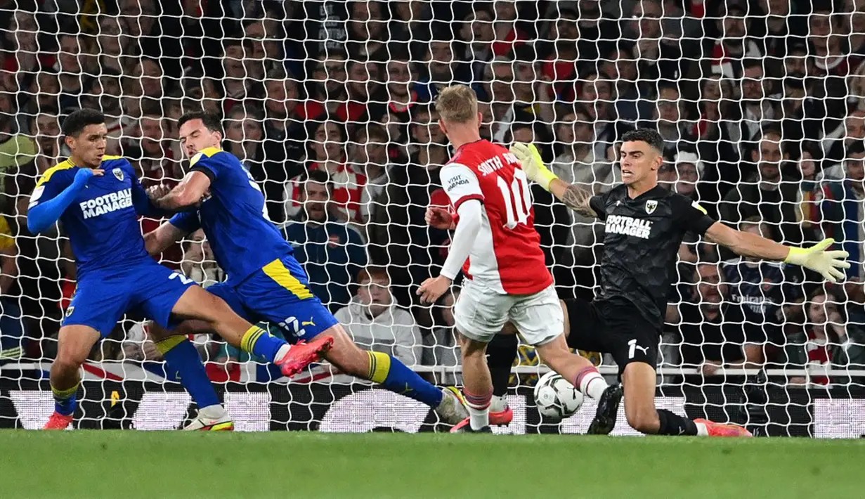 Pemain Arsenal Emile Smith Rowe (kedua kanan) mencetak gol ke gawang AFC Wimbledon pada pertandingan Piala Liga Inggris di Emirates Stadium, London, Inggris, 22 September 2021. Arsenal menang 3-0. (JUSTIN TALLIS/AFP)