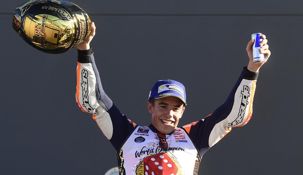 Marc Marquez saat berada di podium usai balapan celebrates on the podium  MotoGP Valencia di Ricardo Tormo Circuit, Cheste, (12/11/2017). Gelar tersebut merupakan yang keempat buat Marquez.  (AFP/Pierre-philippe Marcou)