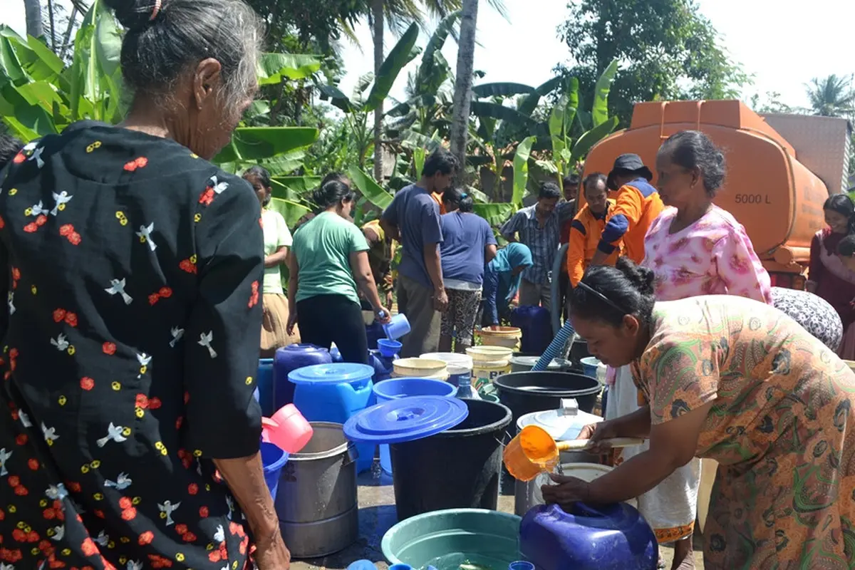 Ilustrasi - Petugas BPBD mengirimkan bantuan air bersih. Pada  2019 diperkirakan wilayah Cilacap yang mengalami krisis air bersih berjumlah 65 desa.  (Foto: Liputan6.com/Muhamad Ridlo)