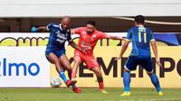 Pemain Persib Bandung, David da Silva (kiri) berusaha mengontrol bola dibayangi pemain Borneo FC, Jonathan Bustos dalam pertandingan lanjutan BRI Liga 1 2022/2023 yang berlangsung di Stadion Pakansari, Bogor, Kamis (26/1/2023). (Bola.com/Ikhwan Yanuar)