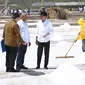 Presiden Jokowi Bersama Gubernur NTT, Viktor Laiskodat dan Menteri Perindustrian Airlangga Hartarto Saat Meninjau Tambak Garam di di Desa Nunkurus, Kecamatan Kupang Timur, NTT, Rabu (21/8/2019). (Foto: Biro Pers Setpres)