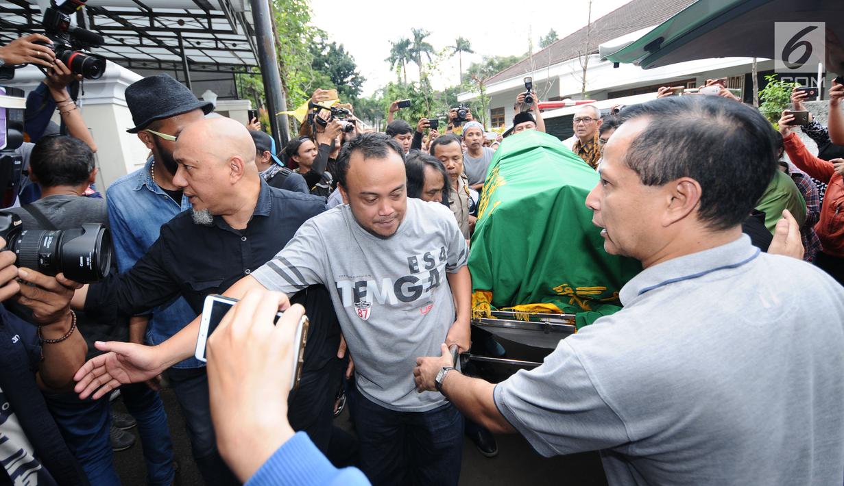 Jenazah alm RMH Heroe Siswanto NS atau dikenal Sys NS saat tiba di rumah duka, Jakarta, Selasa (23/1). Sys NS wafat diusia 61 tahun akibat serangan jantung. (Liputan6.com/Helmi Fithriansyah)