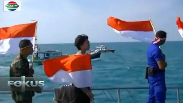 Baharkam Polairud dan TNI bersama nelayan melaksanakan upacara di tengah laut lepas.