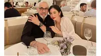 Terpaut Usia 18 Tahun, Ini 6 Momen Bunga Zainal dan Suami Rayakan Anniversary