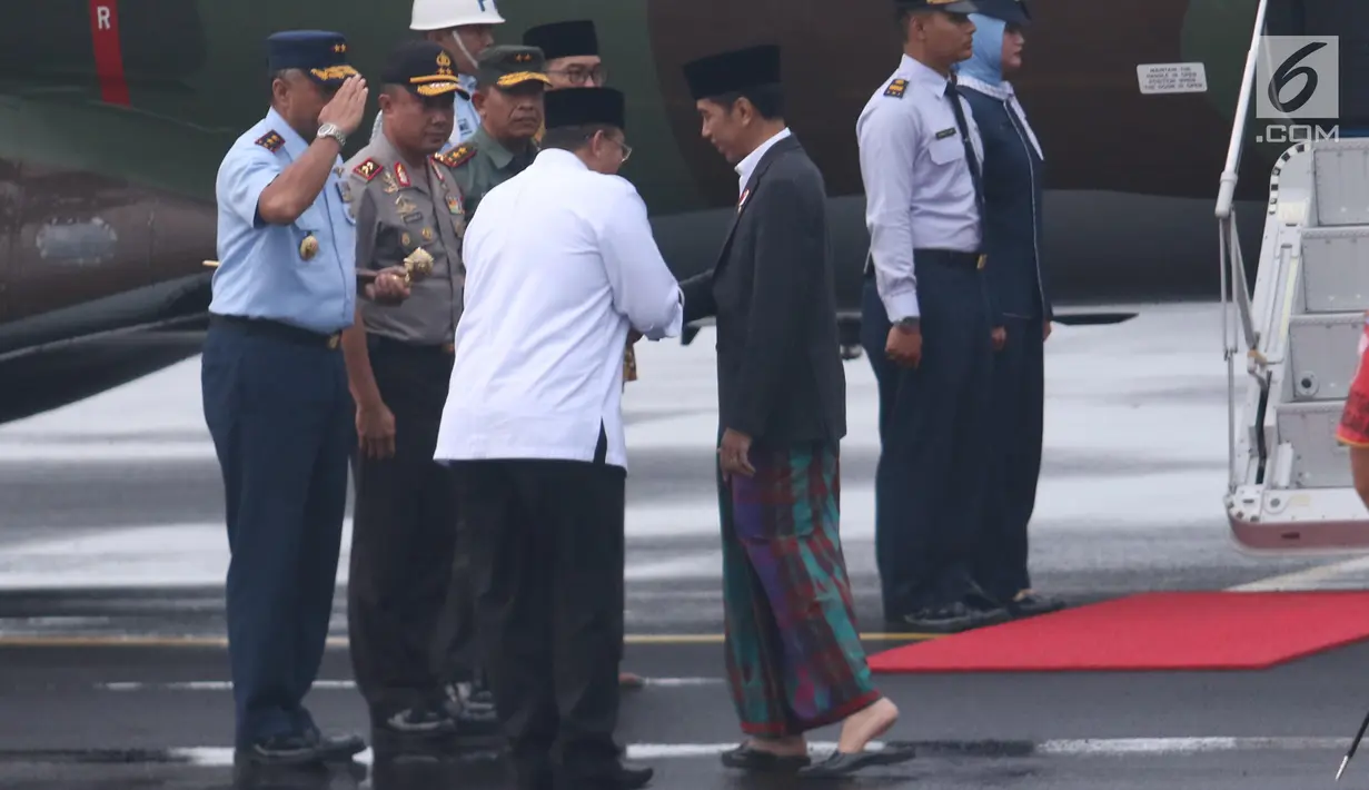 Presiden Joko Widodo usai meresmikan Bandara Wiriadinata Tasikmalaya, Jawa Barat, Rabu (27/2). Bandara tersebut sudah terlihat nyaman, dan ada tiga counter untuk chekin dengan jumlah kursi yang bisa menampung 120 penumpang. (Liputan6.com/Angga Yuniar)