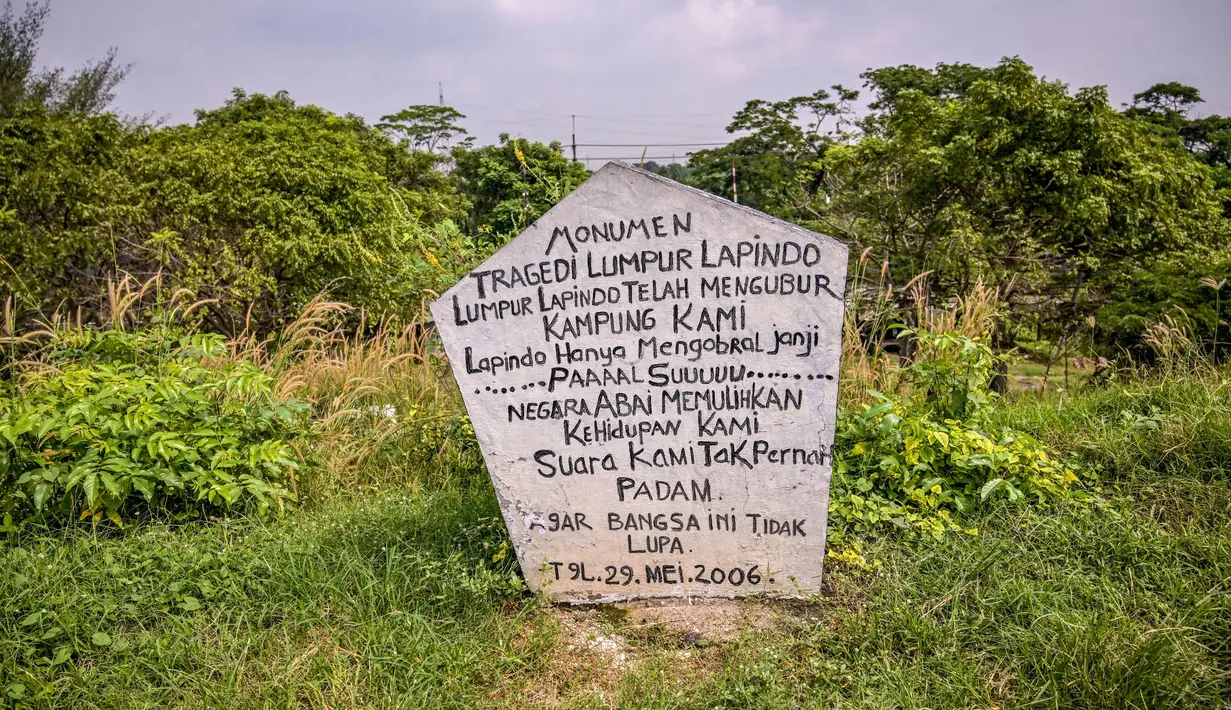 Sebuah tugu peringatan yang dipasang di tanggul lumpur Lapindo menandai peringatan 19 tahun bencana tersebut di Porong, Sidoarjo, Jawa Timur, pada 29 Mei 2025. (JUNI KRISWANTO/AFP)