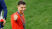 Meski mengalami cedera dalam pertandingan final melawan Spanyol, Cristiano Ronaldo sukses membawa tim nasional Portugal meraih kemenangan di UEFA Nations League 2025. (Alexandra BEIER/AFP)