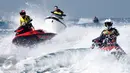 Sejumlah anggota Sea Doo Club Indonesia melakukan atraksi jet ski saat peringatan HUT Kemerdekaan RI ke 71 di Kepulauan Seribu, Jakarta Utara, Rabu (17/8). Atraksi tersebut dilakukan untuk menghibur masyarakat pada hari libur kemerdekaan (Rahmat)