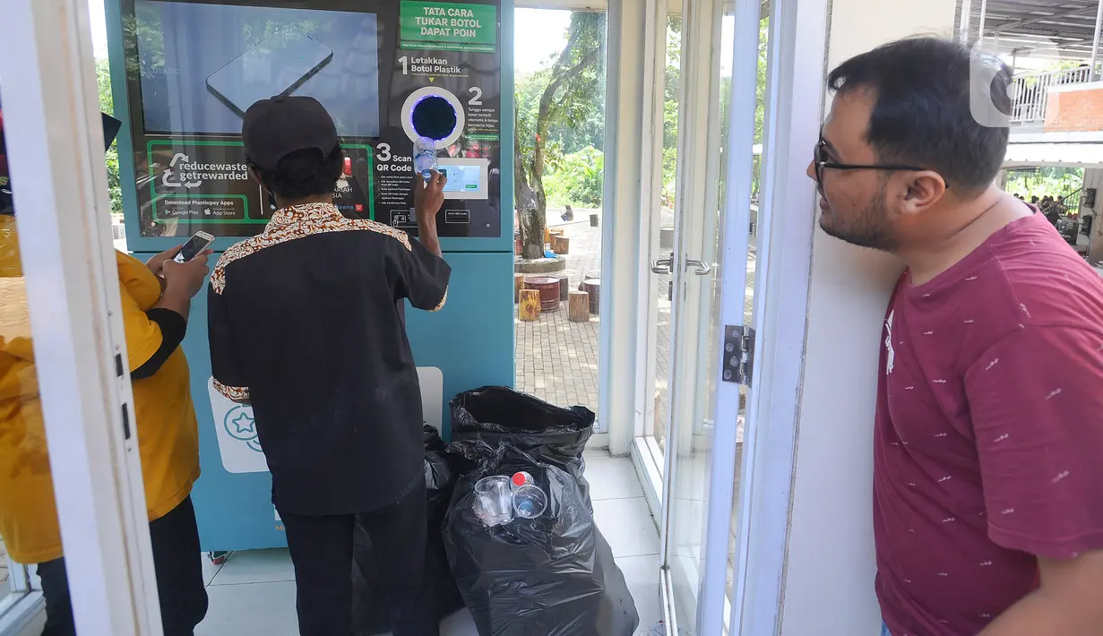 Warga melakukan penukaran sampah botol plastik pada  Reverse Vending Machine (RVM) di kantin Kampus Vokasi UI, Depok, Jawa Barat, Selasa (7/3/2023). Penukaran sampah botol plastik dengan saldo Rekening Bank Syariah Indonesia di area Kampus Vokasi UI berlangsung Senin hingga Minggu dengan estimasi waktu pukul 08.00 - 18.00 WIB yang bertujuan mengurangi sampah platik di lingkungan warga. (merdeka.com/Arie Basuki)