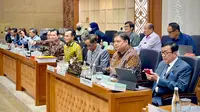 Menteri Koordinator Bidang Perekonomian Airlangga Hartarto bersama Menteri Koordinator Bidang Politik, Hukum, dan Keamanan, Menteri Hukum dan Hak Asasi Manusia, Wakil Menteri Agama, serta para perwakilan Fraksi DPR RI yang hadir dalam Rapat Kerja Pemerintah bersama Badan Legislasi DPR RI dalam rangka Pengambilan Keputusan Pembicaraan Tingkat I RUU Penetapan Perpu Cipta Kerja menjadi Undang-Undang, Rabu (15/02). (Sumber: ekon.go.id)