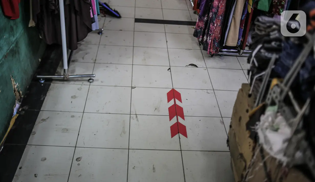 Penunjuk arah terpasang pada lantai Pasar Kebayoran Lama, Jakarta Selatan, Senin (22/6/2020). Pasar Kebayoran Lama menerapkan protokol kesehatan bagi pengunjung dan pedagang untuk mengantisipasi penularan COVID-19. (Liputan6.com/Faizal Fanani)