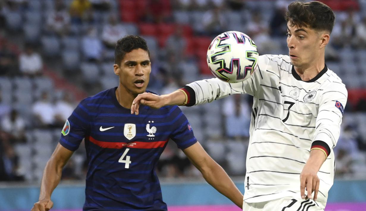 Tertinggal satu gol membuat Timnas Jerman semakin gencar melancarkan serangan melalui Kai Havertz. Namun Rapahael Varane terus menempel ketat pemain Chelsea tersebut. (Foto: AP/Pool/Franck Fife)